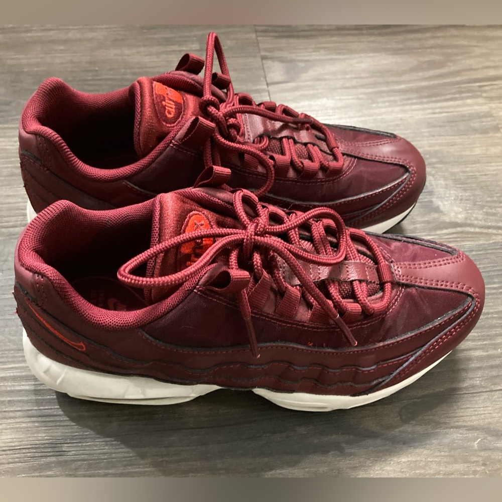 Nike Women’s Air Max 95 Sneakers in Burgundy and White - Picture 4 of 6
